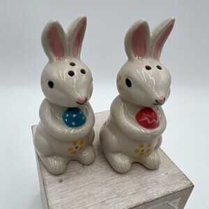 VINTAGE SET PAIR OF EASTER BUNNY RABBIT SALT & PEPPER SHAKERS with FLOWER design